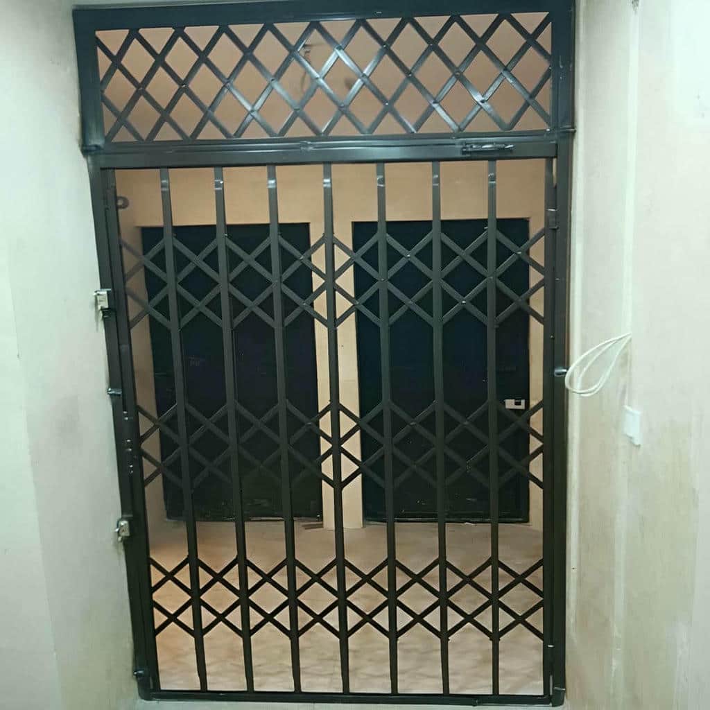 محافظ ریلی آهنی جمع شده کنار چارچوب سفید