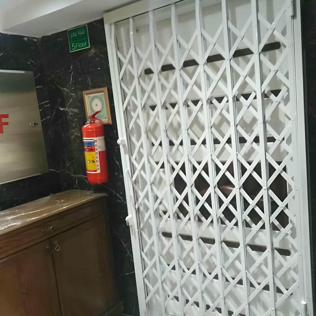 محافظ کشویی خاکستری در راهروی کم عرض استان مازندران