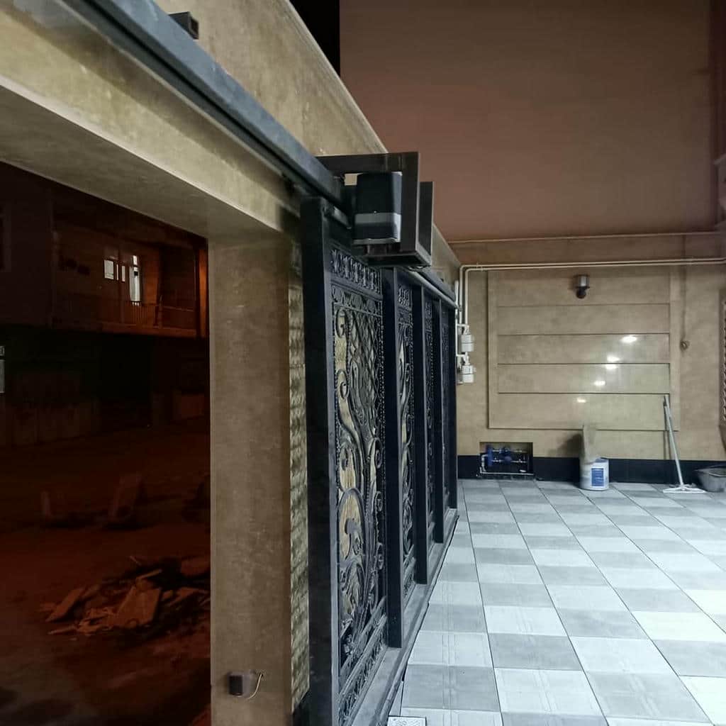 موتور بازویی مشکی برای ورودی مشترک آپارتمان