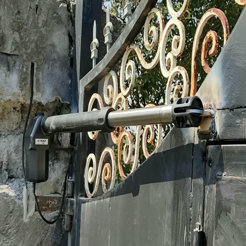 موتور برقی ورودی مجاور دیوار سنگی استان مازندران