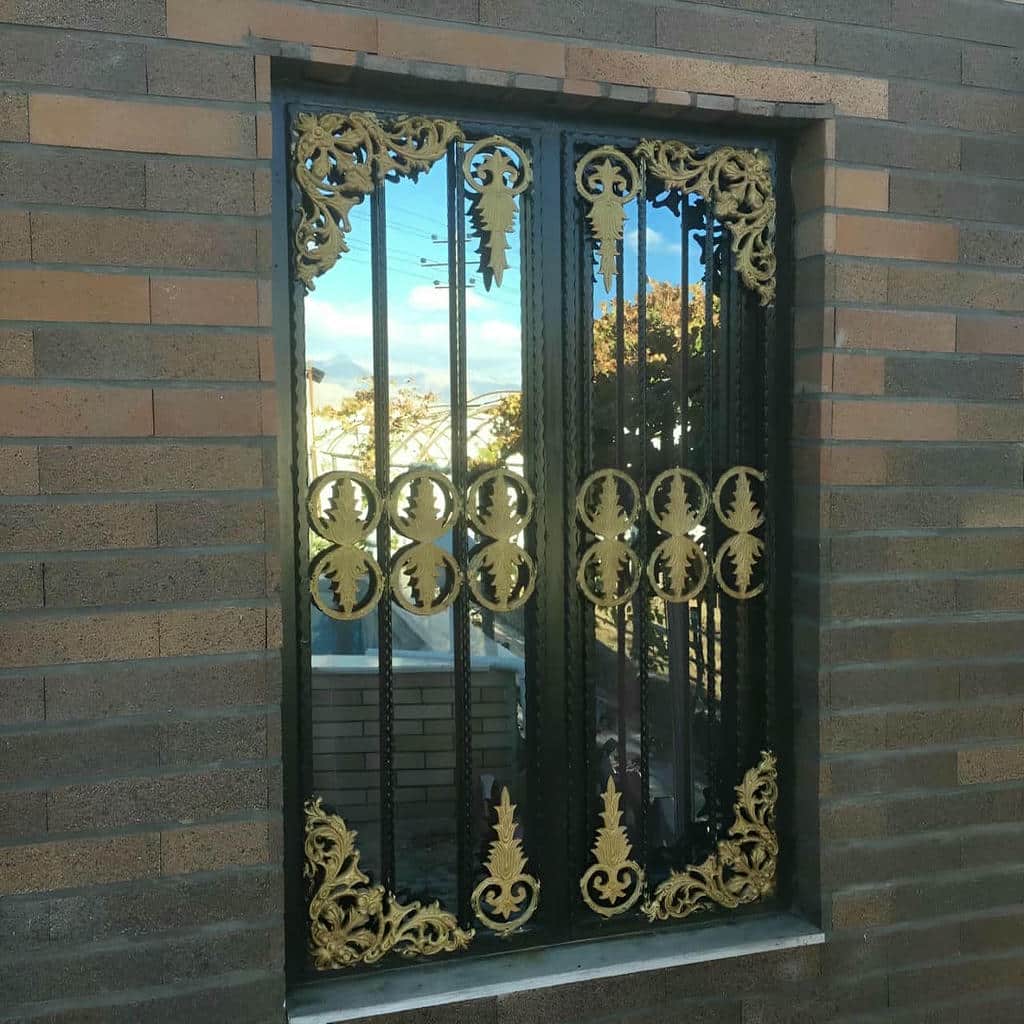 نرده پنجره آهنی ساختمان مسکونی