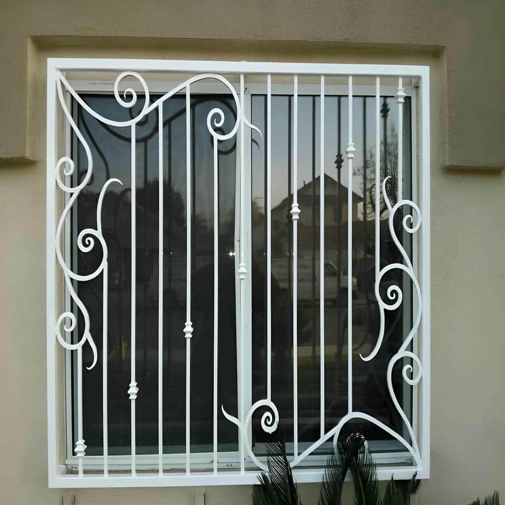 نرده پنجره فلزی کنار دیوار