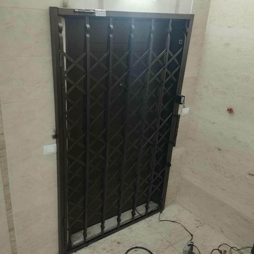 نمای دو چارچوب متفاوت در راهروی مشترک