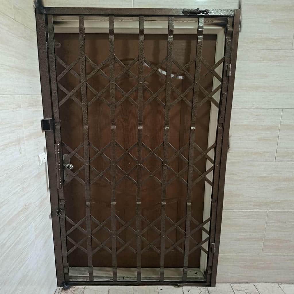 نمای ریل بلند محافظ تاشو در ساختمان رشت