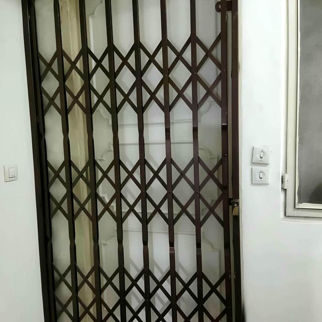 نمای ریل پایینی گارد تاشو مقابل آستانه سنگی