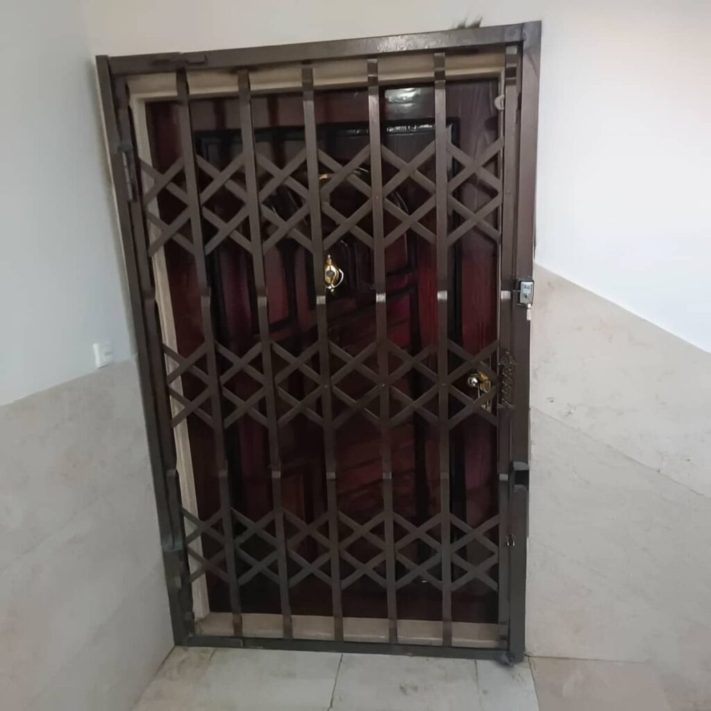 نمای قاب آهنی تازه کنار دیوار گچ‌کاری شده