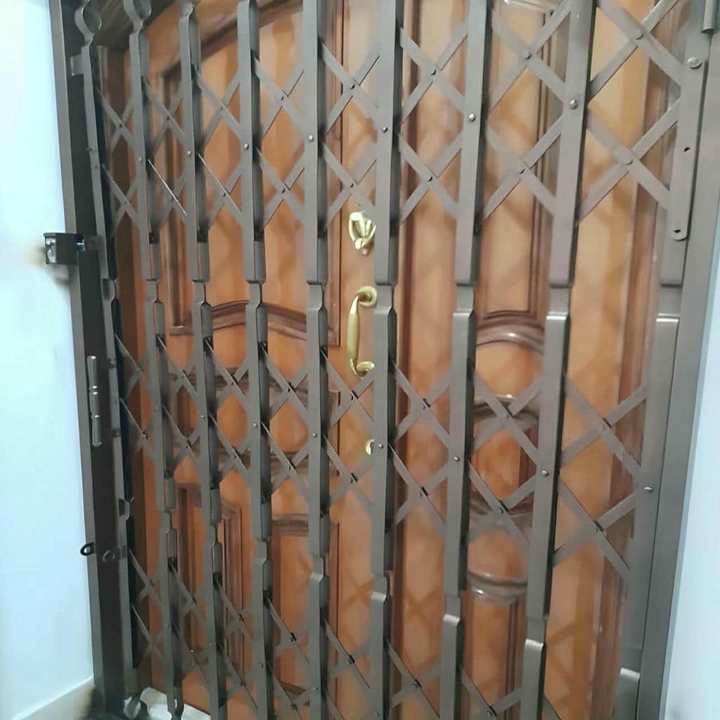 نمای نزدیک شبکه لوزی مشکی و قفل توکار نمای نزدیک شبکه لوزی مشکی و قفل توکار