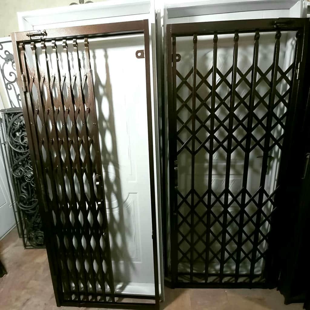 نمای گارد کشویی قهوه‌ای کنار دیوار سنگی خانه