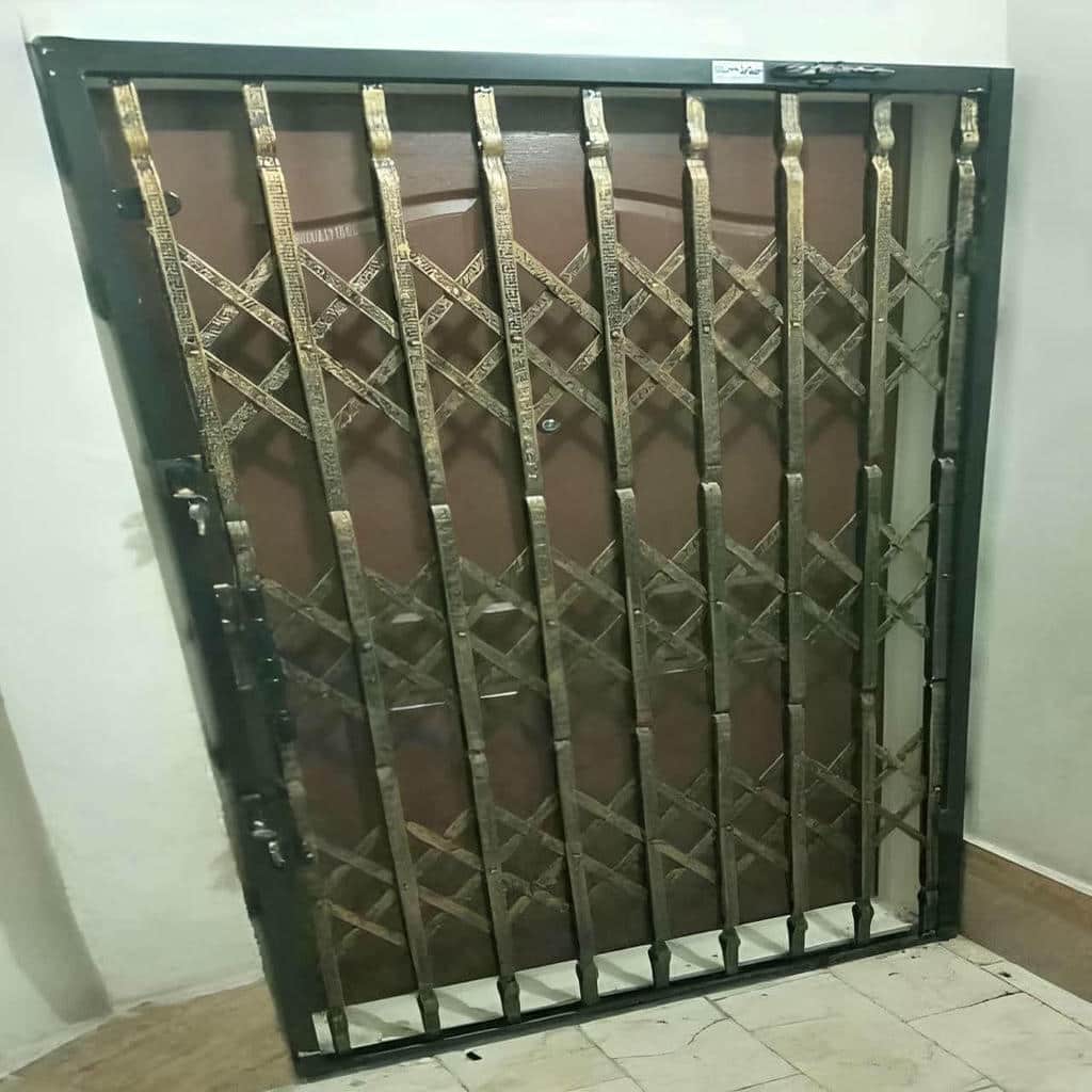 نمونه شبکه هندسی ساده بر قاب فولادی تیره