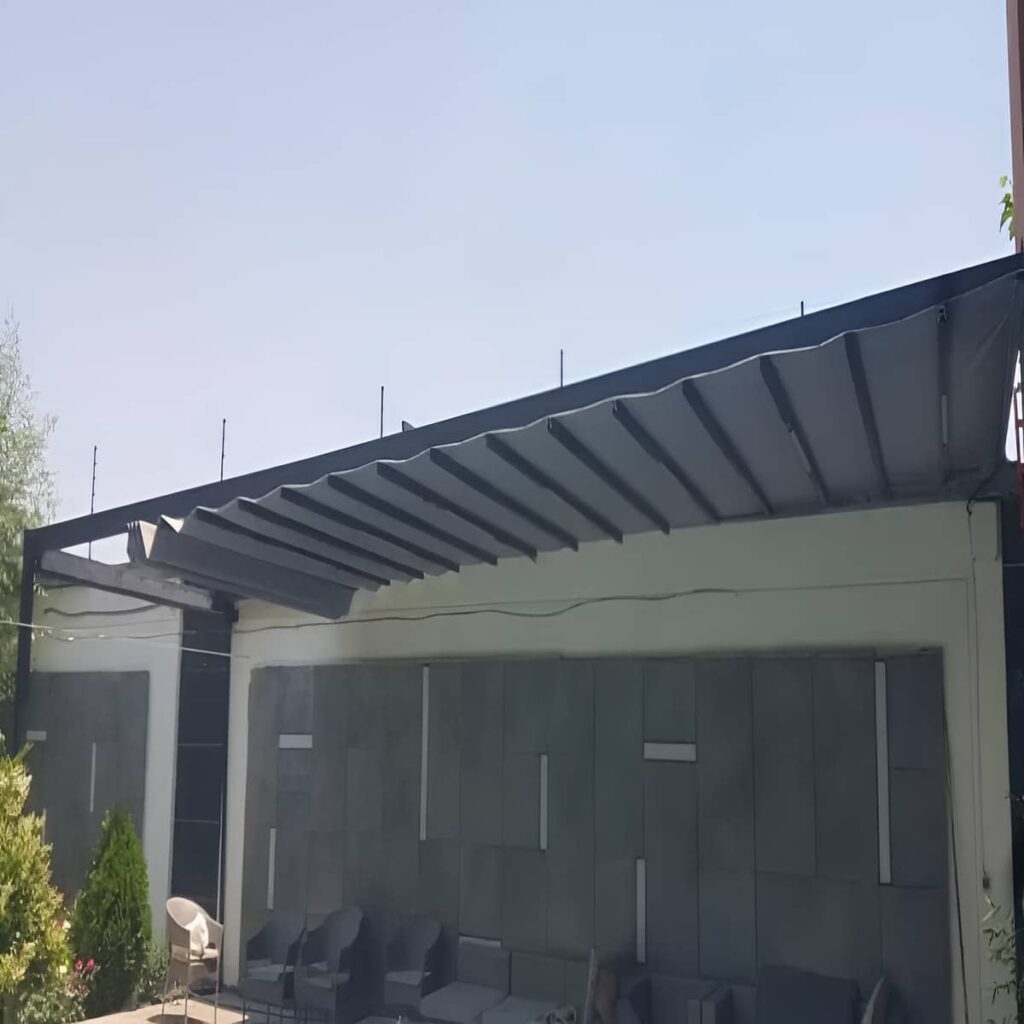 پارچه زیتونی سایه بان متحرک کنار آب نما