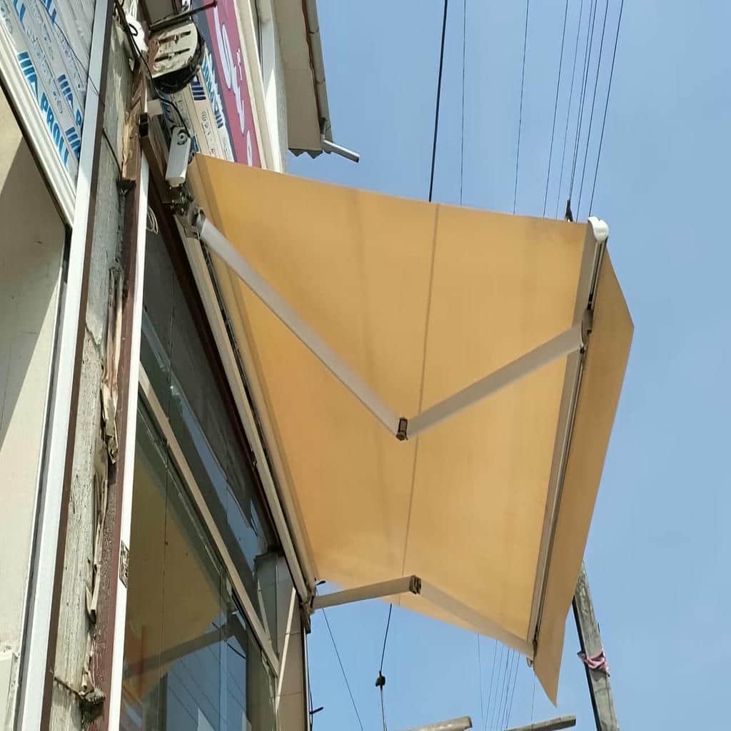 پوشش بازویی خاکستری هماهنگ با پنجره قدی ساختمان