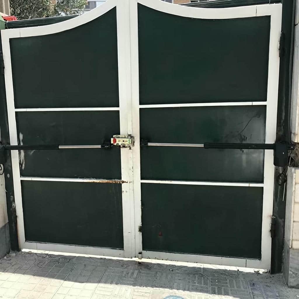 پوشش فلزی تازه روی لنگه دولنگه ساختمان