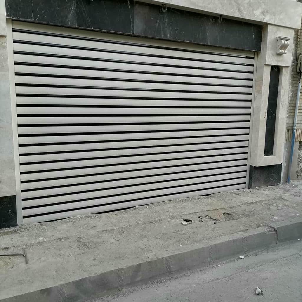 کرکره برقی خاکستری ورودی پارکینگ مسکونی بوشهر