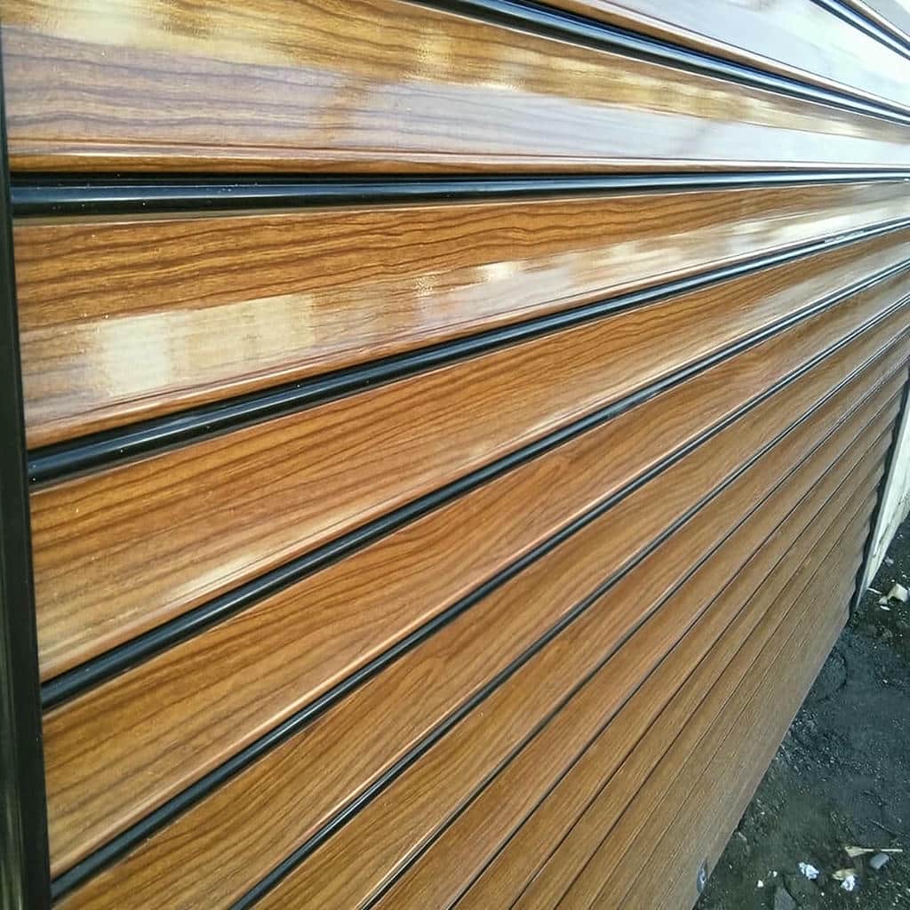 کرکره برقی خاکستری کارگاه قاب‌سازی در اراک
