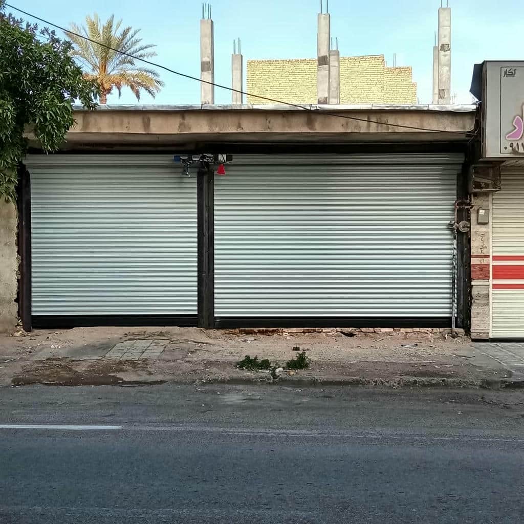 کرکره برقی نیمه باز مقابل صفحات چوبی