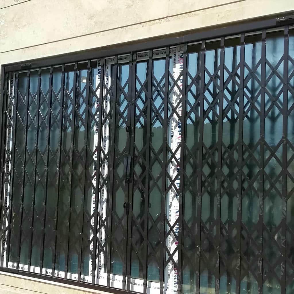 گارد تاشوی سفید روبه‌روی حیاط مرطوب استان گیلان