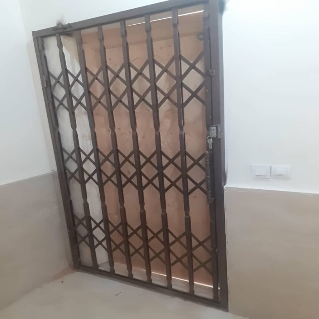 گارد جمع شونده سفید کنار چارچوب استان آذربایجان شرقی