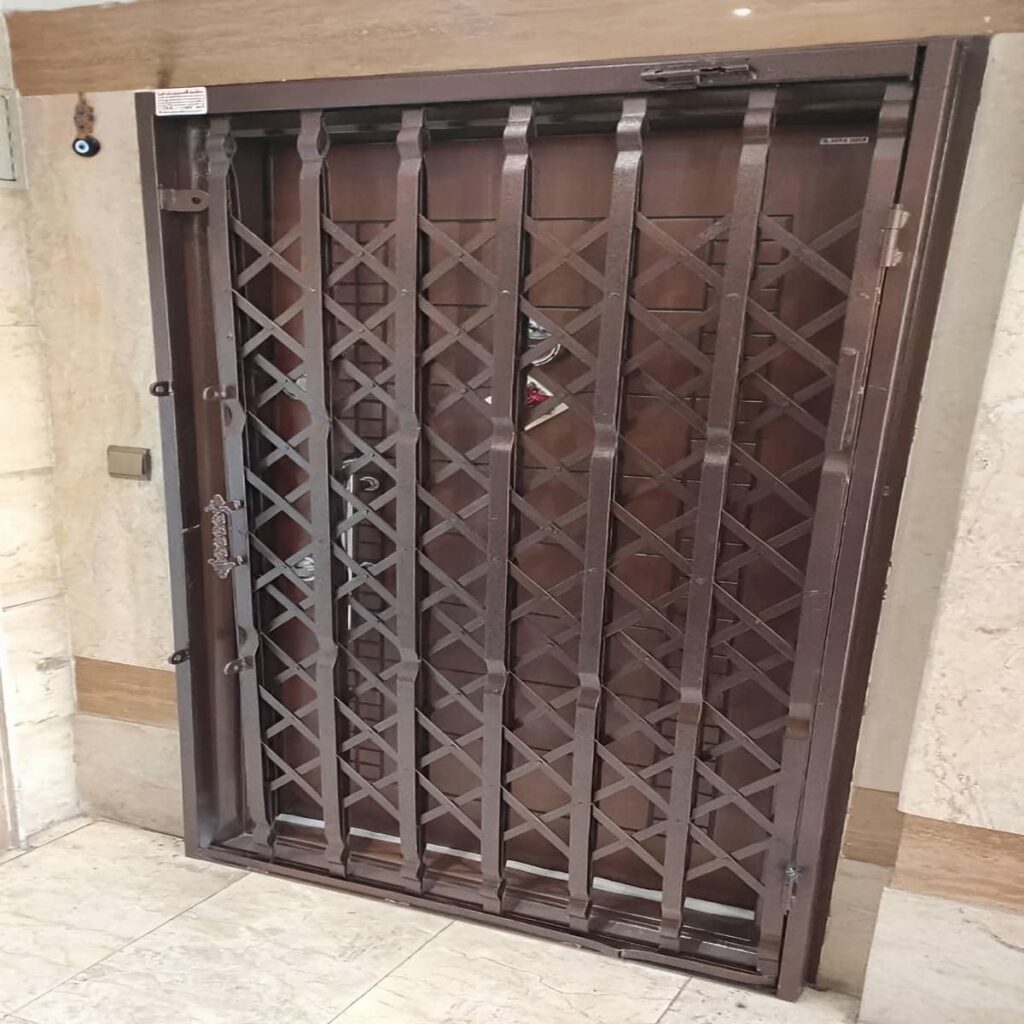 گارد ریلی برنزی کنار قاب گردویی در تبریز
