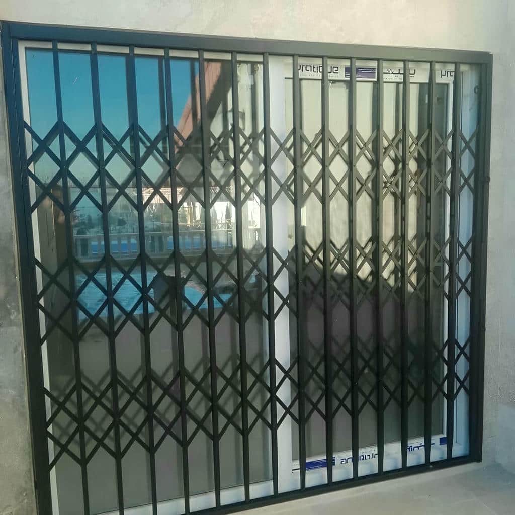 گارد ریلی ساده کنار قاب قدیمی آپارتمان