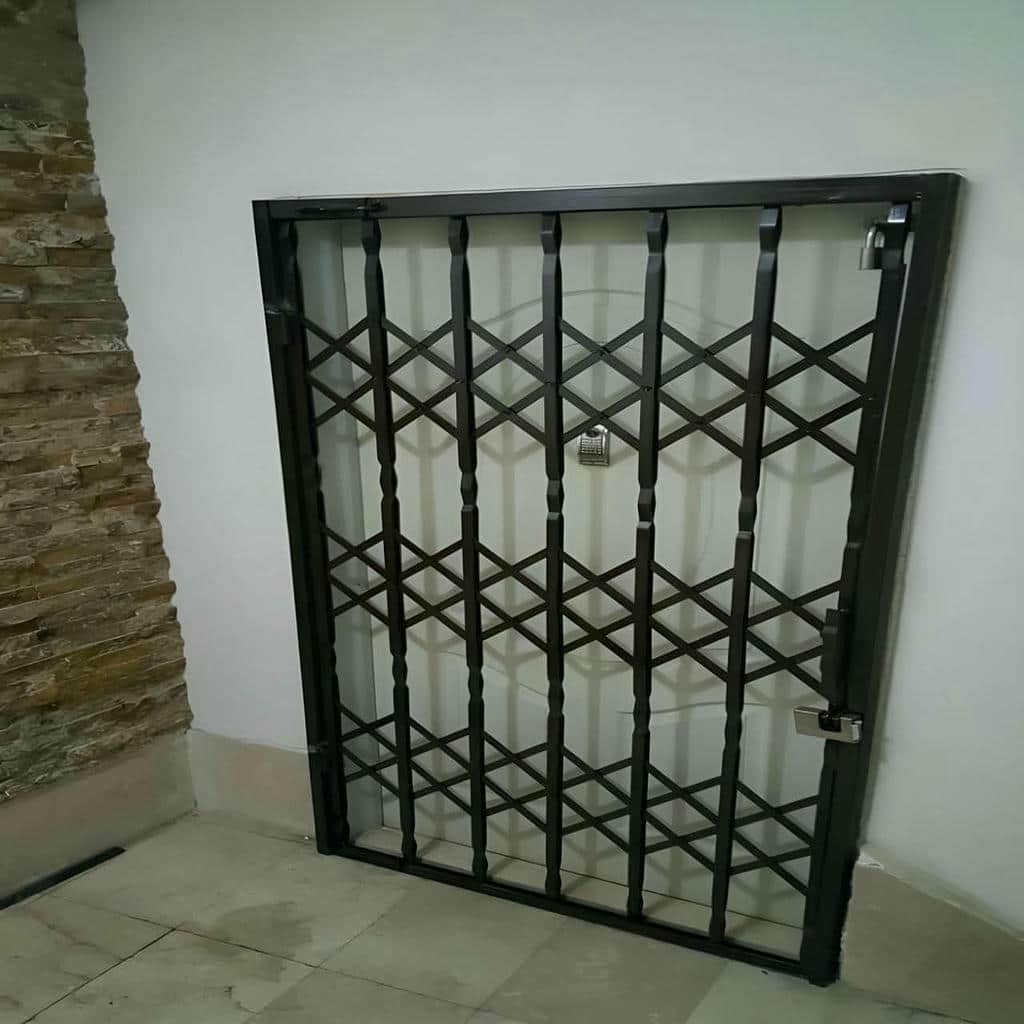 گارد ریلی کرم کنار درب تازه رنگ شده شیراز