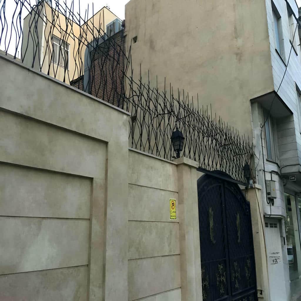 گارد فلزی روی دیوار