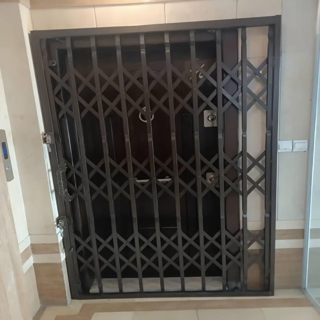 گارد کشویی بزرگ کنار ورودی دولنگه رشت