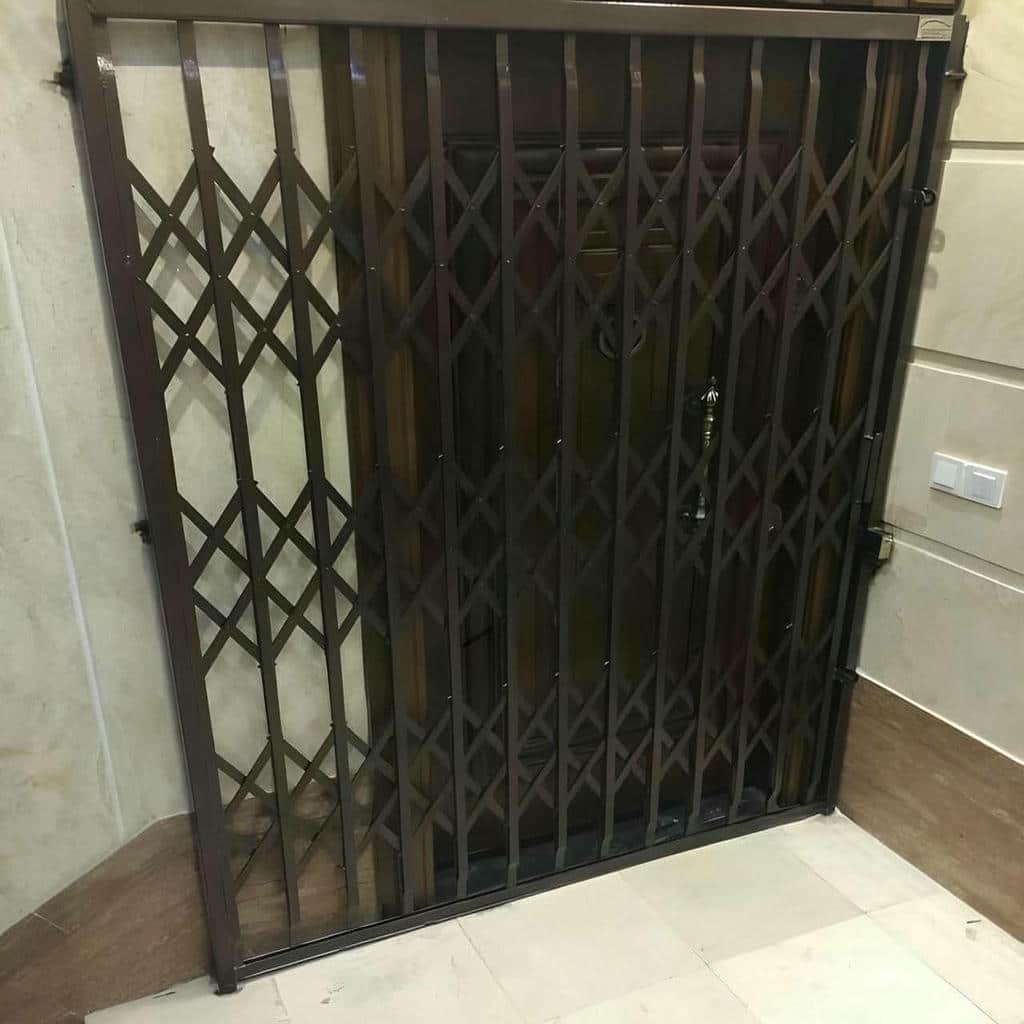 گارد کشویی خاکستری مقابل درب فلزی همدان