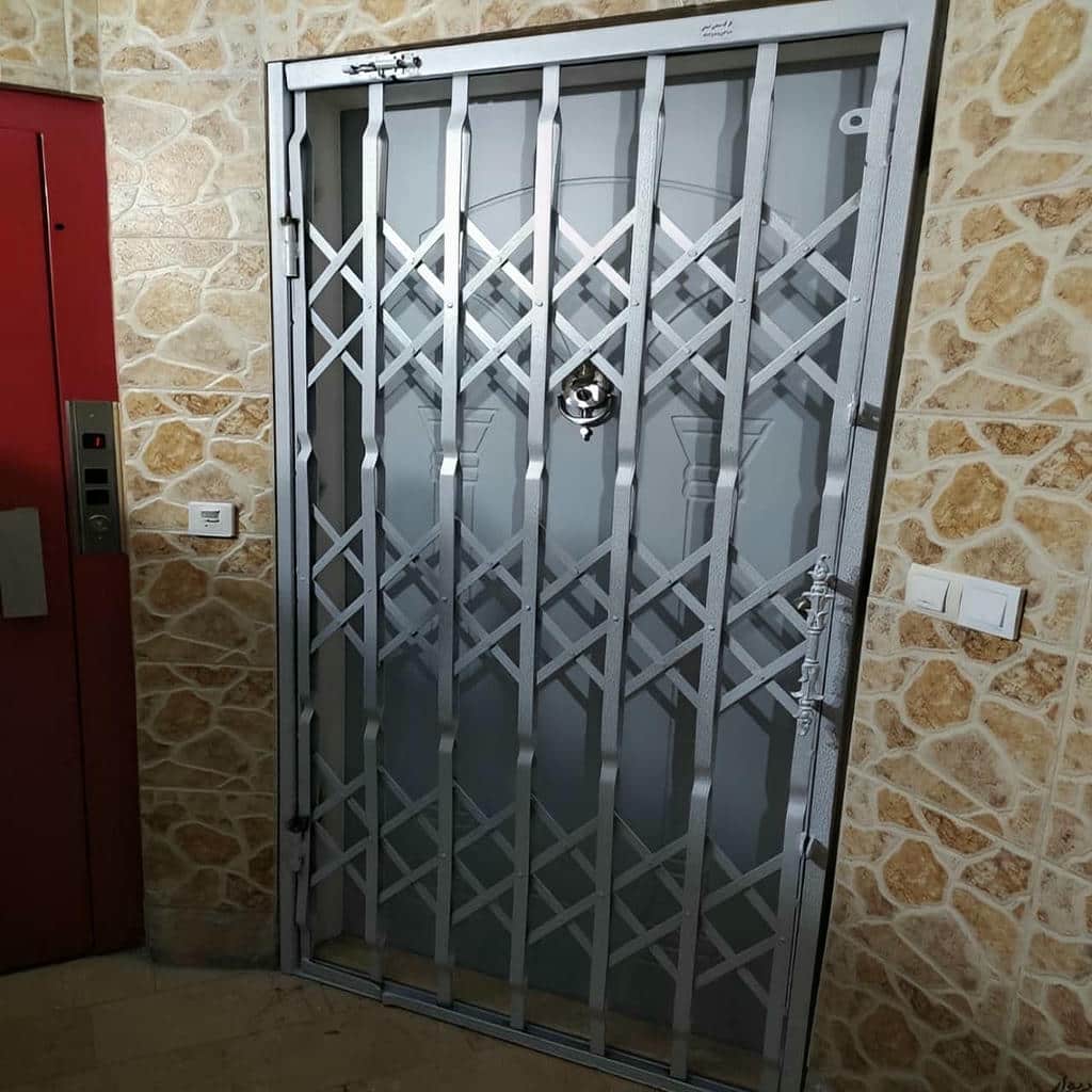 حفاظ درب آکاردئونی طوسی کنار کمد تأسیسات کرمانشاه مرکز فروش حفاظ درب آکاردئونی برای پاگردهای محدود در کرمانشاه و حومه