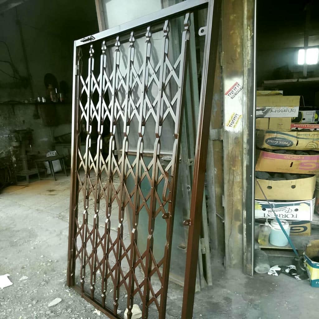 حفاظ درب آکاردئونی مشکی کنار آسانسور استان لرستان مرکز فروش حفاظ درب آکاردئونی برای ساختمانهای مسکونی در استان لرستان