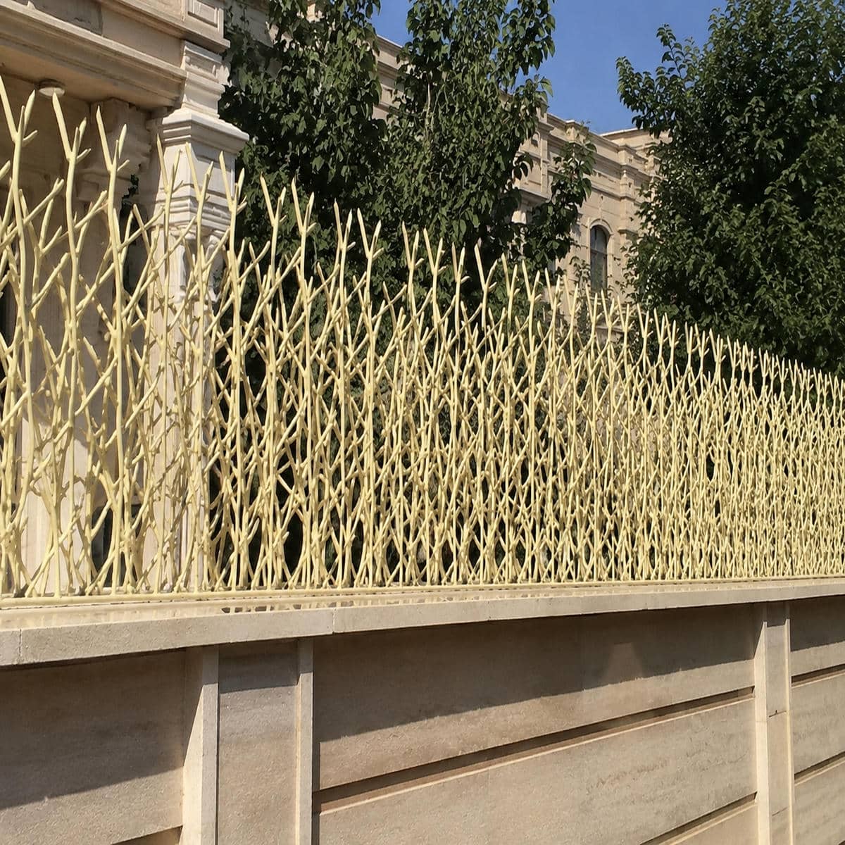 حفاظ دیوار همدان با مدل شاخ گوزنی فلزی مرکز فروش حفاظ دیوار در همدان و حومه