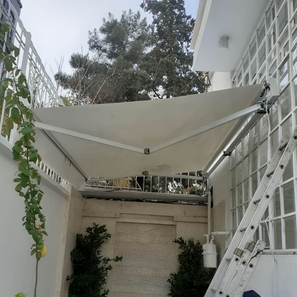 سایبان برقی بژ بالای تراس اقامتگاه استان اصفهان مرکز فروش و اجرای سفارشی سایبان برقی در استان اصفهان