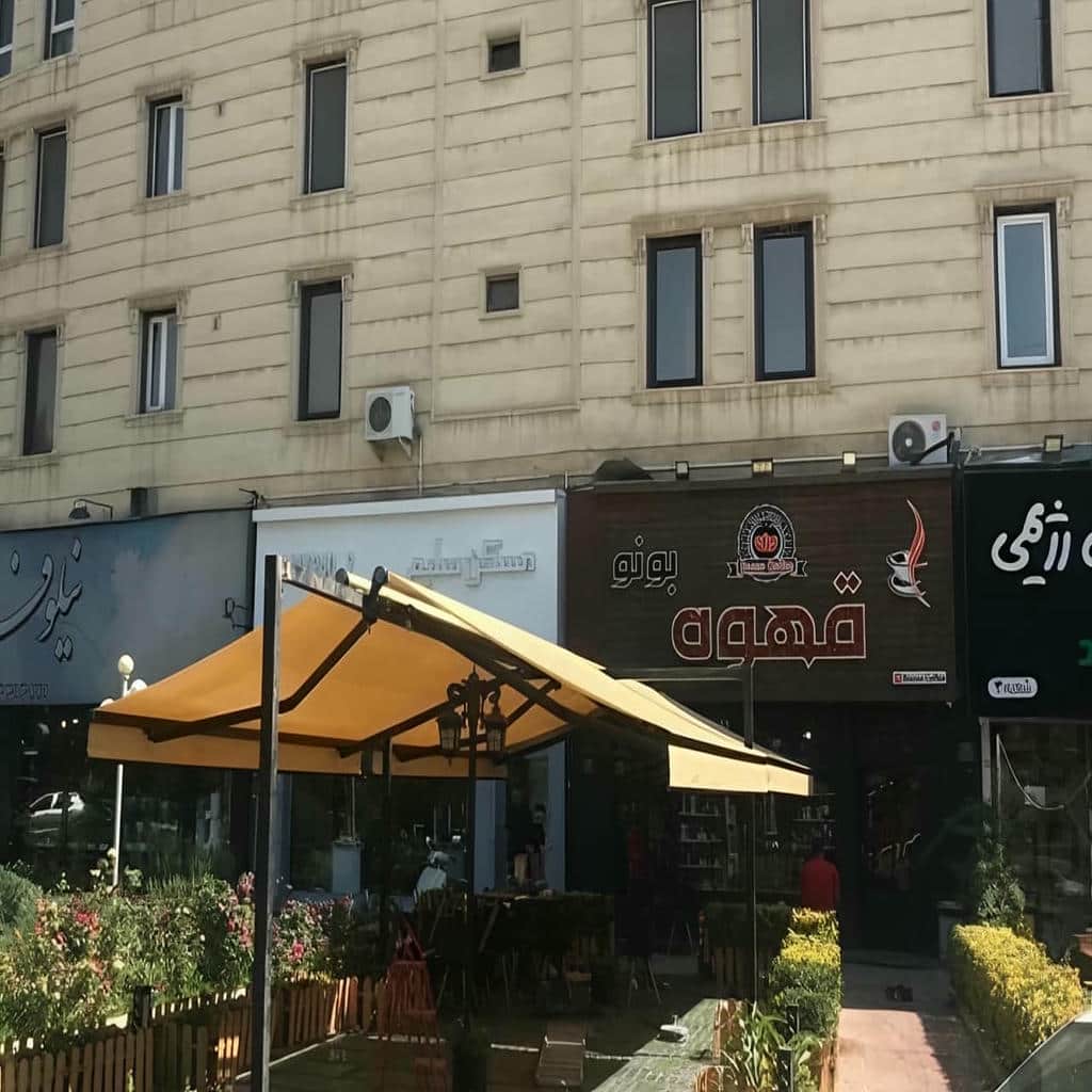 سایبان برقی خاکستری بالای میز صبحانه در استان همدان مرکز فروش سایبان برقی با پشتیبانی تخصصی در استان همدان